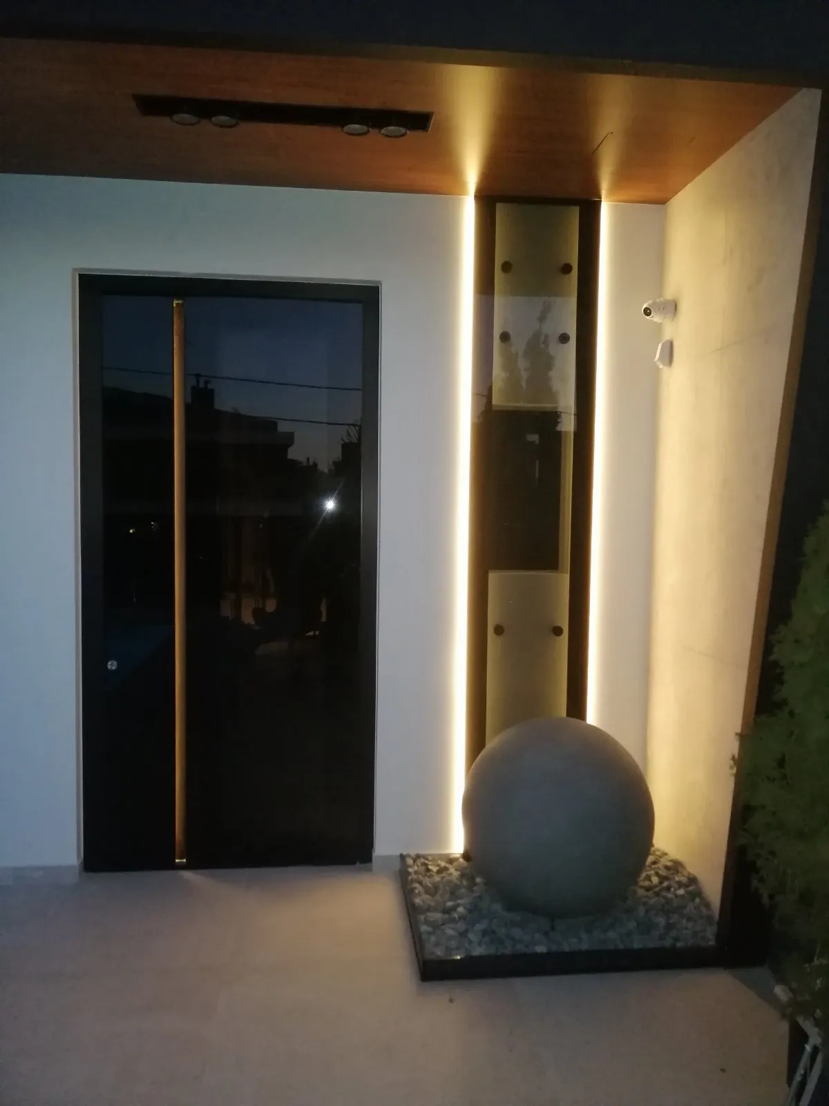 Είσοδος με αρχιτεκτονικό κρυφό LED και ενσωματωμένη κάμερα ασφαλείας