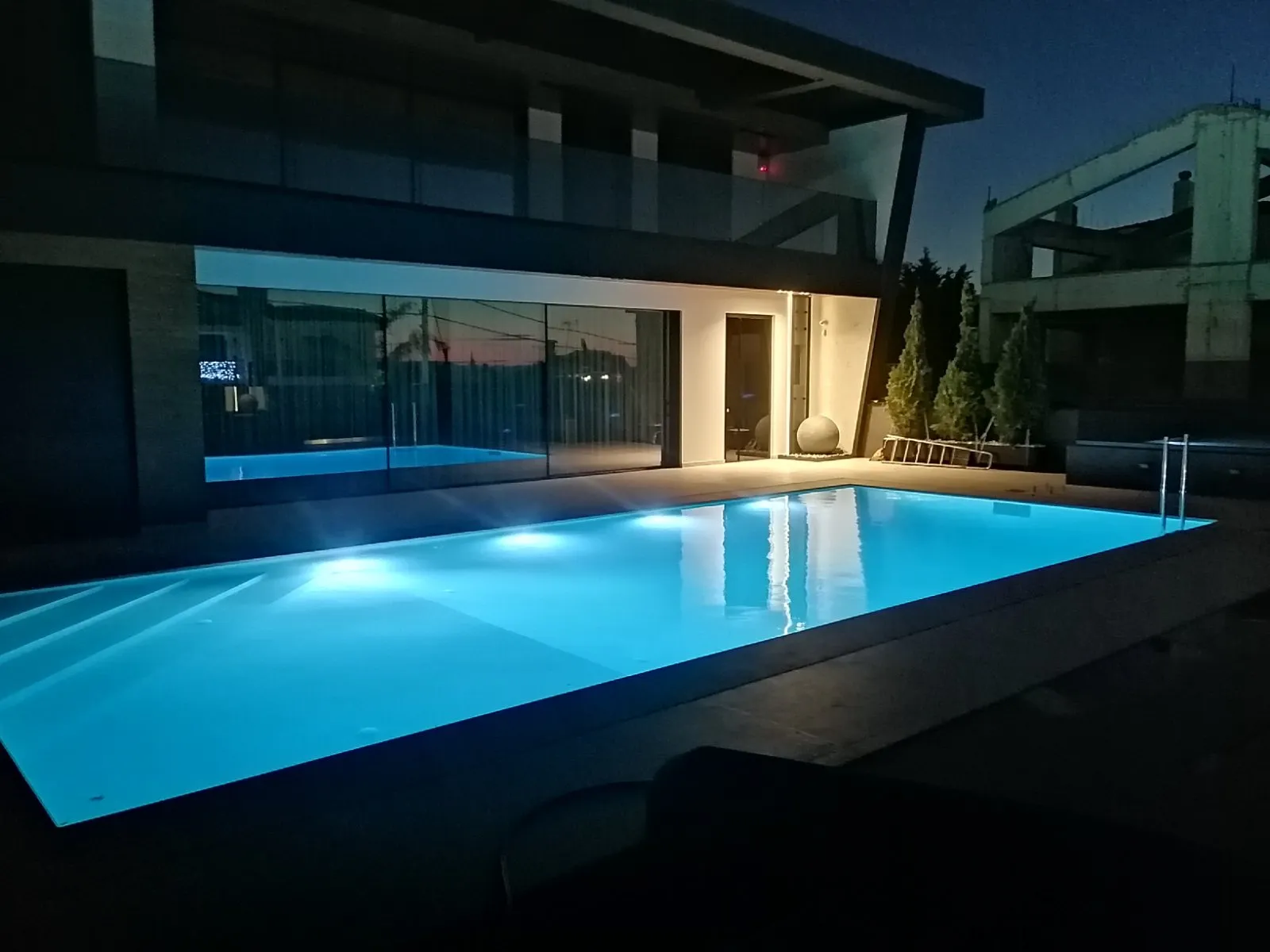 Έξυπνη κατοικία με αυτοματισμό KNX και φωτισμό πισίνας στη Γλυφάδα